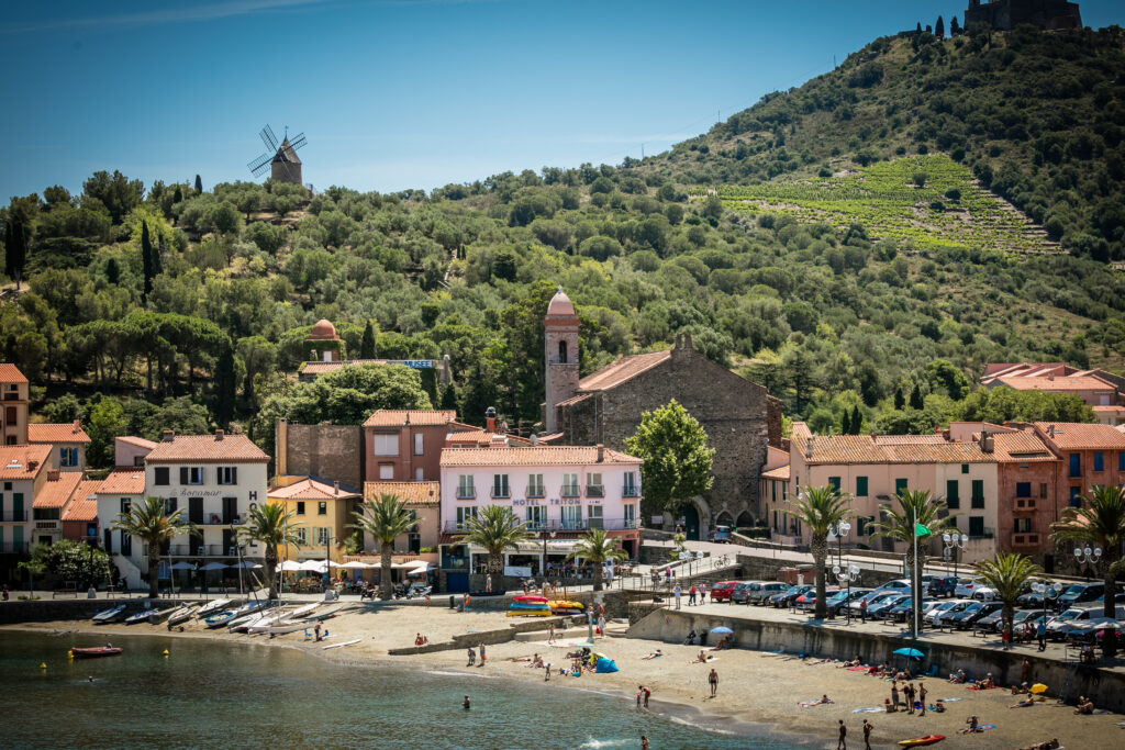 Vue sur Collioure, son clocher et sa plage depuis les hauteurs